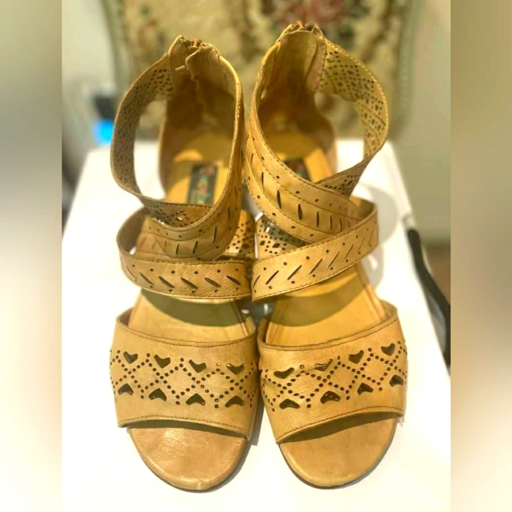 Everybody By B.Z. Moda |Soft Italian Leather Sandal
